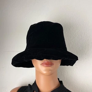 cappello a secchiello vintage anni 80 Norma Kamali per Stetson velluto nero Neiman Marcus - Foto 1 di 6