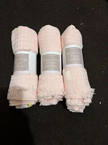 Woven Throw Blanket 35” X 67” Polyester Ultra Soft Light Pink Fringed Corners.3 - Picture 1 of 3