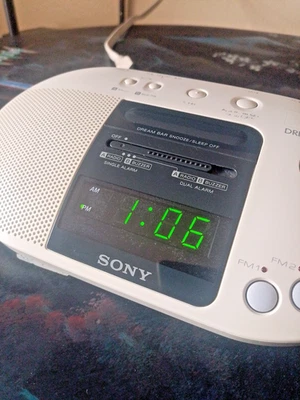 Rare Vintage Sony stereo Dream Machine AM/FM Clock Radio ICF-C730 Works Great - Image 1 of 4