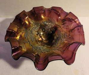 Hermoso cuenco festoneado antiguo de cristal de carnaval de amatista de 3 patas Dugan - Imagen 1 de 6