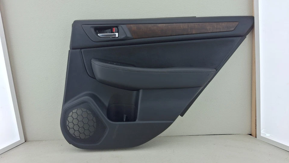 Painel de acabamento de porta traseira direita Subaru Outback 2015-2017 preto fabricante de equipamento original - Imagem 1 de 4
