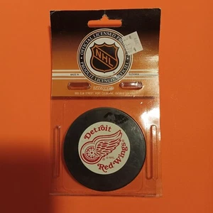 Detroit Red Wings Official NHL Game Hockey Puck In Package - Picture 1 of 2
