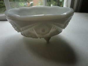 Vintage McKee Concord Toltec Pattern Milk Glass Bowl 3 Footed Candy Dish 7" x 3" - Picture 1 of 4