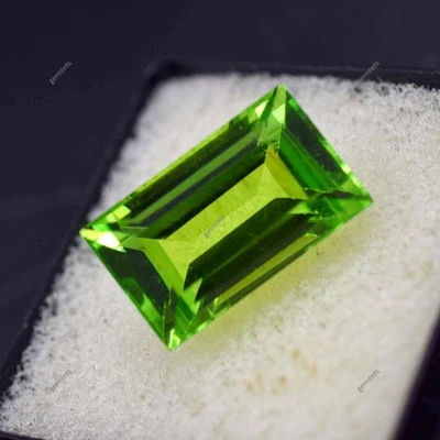 Piedras preciosas sueltas certificadas de peridoto verde natural de 9,25 quilates forma baguette Foto 1 de 4