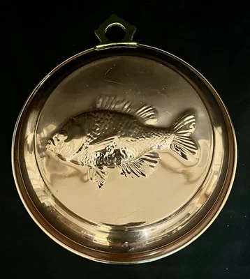 Molde de gelatina de pescado redondo de cobre de colección percha de latón 8,75” 7,5” de diámetro Foto 1 de 4