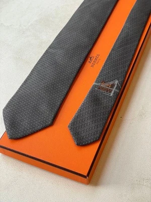 Gravata Hermes de seda padrão geométrico preto/branco excelente estado - Imagem 1 de 4