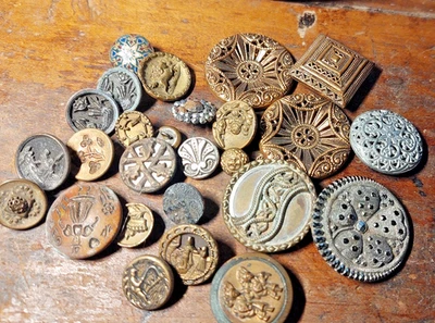 Lote Antiguo Siglo XIX y principios XX. Botones de costura, metal, ornamentado, imagen Foto 1 de 4