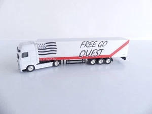 1:87 / LKW MIT ANHÄNGER FRANZÖSISCHE PERSONALISIERTE MARKIERUNG FREE GO WEST - Bild 1 von 3