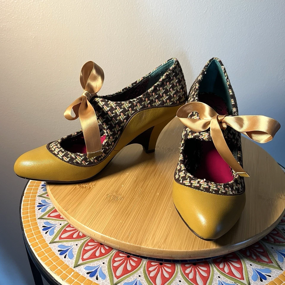 Tacones con licencia poética talla 7,5 EE. UU. / 38 EUR amarillo mostaza pata de gallo cinta corbata Foto 1 de 4