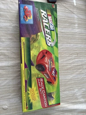 Antigo Nascar Racers Hasbro Race Canyon Jump Set com carregador Mark McCutchen 204 - Imagem 1 de 4