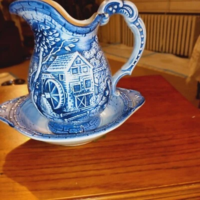 Jarra crema de vidrio azul blanco vintage y antigua con platillo    Foto 1 de 4