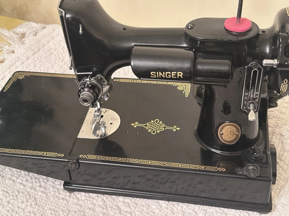 Máquina de coser Singer peso pluma 1950/60 negra 221 ¡con accesorios funciona! Foto 1 de 4