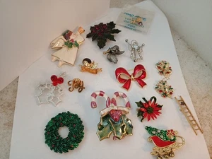 Konvolut 15 Vintage bis Moderne Weihnachts Anstecknadeln Broschen Perlen, Emaille, Ton etc. - Bild 1 von 5
