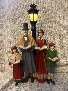 Crackerbarrel Dickens Weihnachten Familie Carolers mit LED Lampenmast 20" hoch - Bild 1 von 14