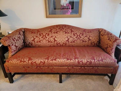 Sofá chino Chippendale Camelback, tapizado damasco borgoña Foto 1 de 2