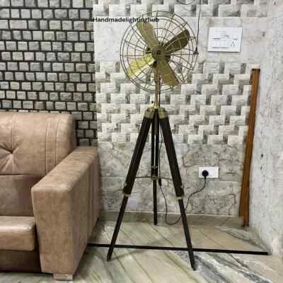 Ventilador de piso de pedestal de latón trípode de madera industrial | Decoración náutica del hogar retro Foto 1 de 3