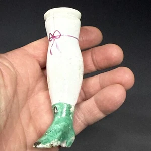 Antigua pierna de muñeca de juguete de cerámica pintada a mano - años 1890 - Imagen 1 de 10