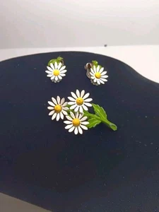 Vtg Retro 1960’s Metal & Enamel White Yellow Daisy Pin Brooch Hair Clips/ Earrin - Picture 1 of 6