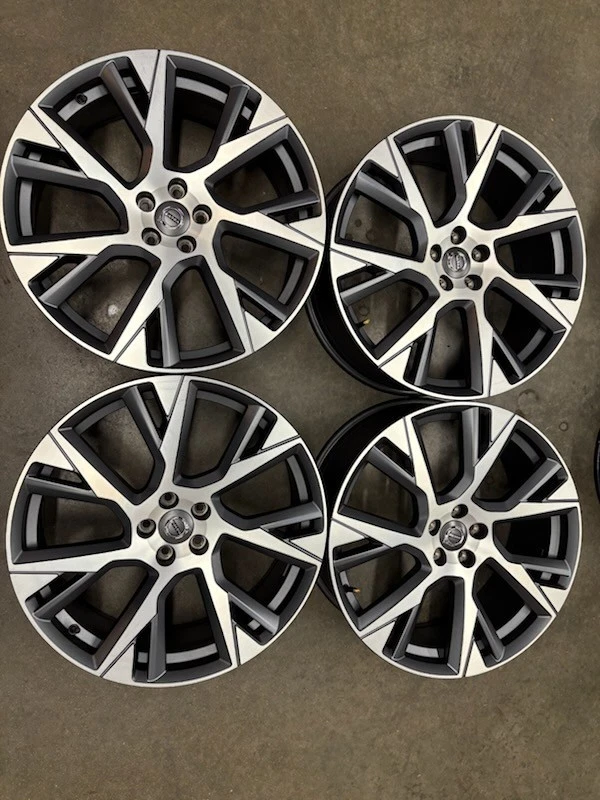 2017-26 Volvo V90CC 21x8 Wheel Set #31428592 New without Boxes - Image 1 of 4