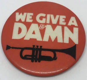 Pin de botón promocional Melody Maker Front Runners de A&M Records We Give A Damn 1979 - Imagen 1 de 2