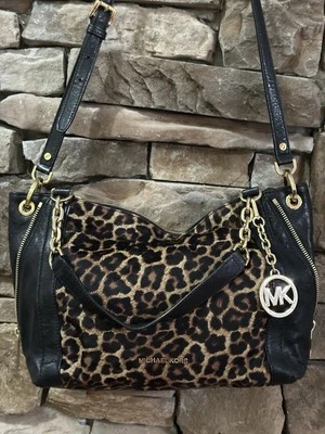 Bolso de hombro Michael Kors Stanhope de cuero negro y pelo de becerro marrón guepardo Foto 1 de 4