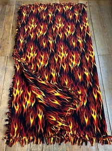 55"x60" doppellagige gebundene Fleece Überwurf Decke mit Feuermuster, kuschelig. - Bild 1 von 2