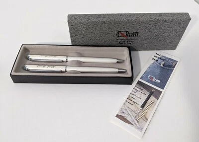 Conjunto de caneta esferográfica e lápis mecânico gravado novo na caixa 1999 pena prata branca - Imagem 1 de 4