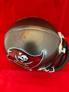 MINICASCO BUCANEROS FIRMADO POR MARCUS JONES RARO - Imagen 1 de 1