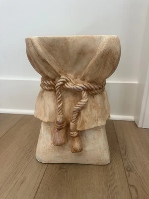 Mesa auxiliar/soporte vintage estilo John Dickinson con borla de cuerda bronceada Foto 1 de 4