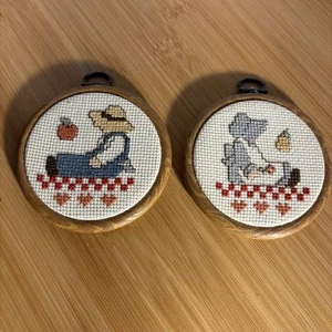 Aros de madera Amish de punto de cruz acabados vintage Pennsylvania niño y niña holandeses - Imagen 1 de 4