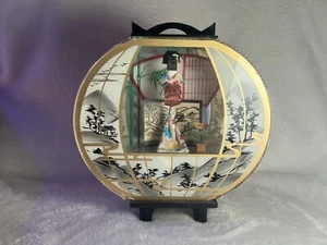 Bambola geisha in miniatura in custodia acrilica circolare ornata (può essere illuminata sotto) - Foto 1 di 7
