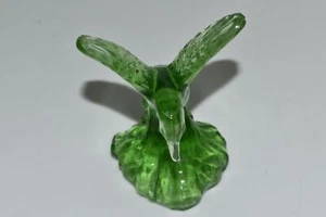 *DS* FENTON GLASS HUMMINGBIRD GREEN IRIDESCENT GLASS FIGURINE (KPQ93) - Picture 1 of 3