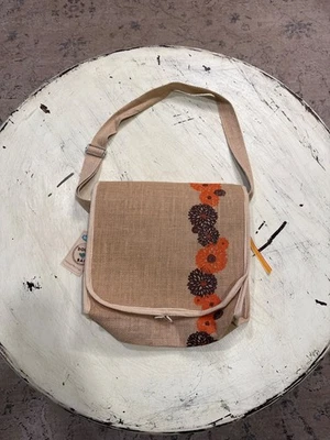 Bolsa tiracolo de juta nova com etiquetas com alça ajustável e design floral - 12" X 12" - Imagem 1 de 4