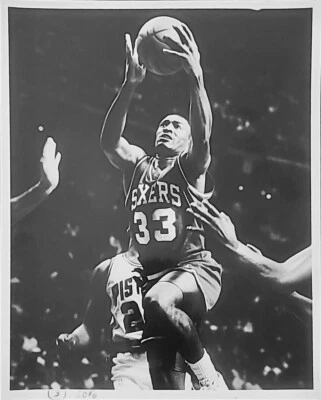 HERSEY HAWKINS NBA BASKETBALL TYPE 1 PHOTO PHILADELPHIA 76ERS HOF LEGEND ABA USA - Image 1 of 4
