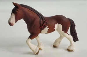 Schleich Clydesdale Stute Pferd Figur 2015 geflochtene Mähne rote Schleifen braun weiß - Bild 1 von 11