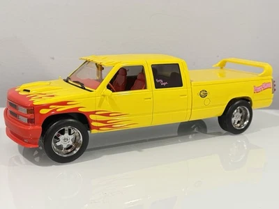 1/18 DIECAST GREENLIGHT ARTISAN KILL BILL VOL I & II PUSSY WAGON C2500 SILVERADO - Image 1 of 4