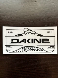 DAKINE LOGO AUFKLEBER EST 1979 4""X1,75"" Surf Schneejacke Pad Rucksack Fahrrad schwarz - Bild 1 von 2