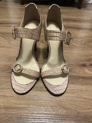 Sandalias de tacón bebe beige de cuero con hebilla de cocodrilo en relieve talla 9M Foto 1 de 4