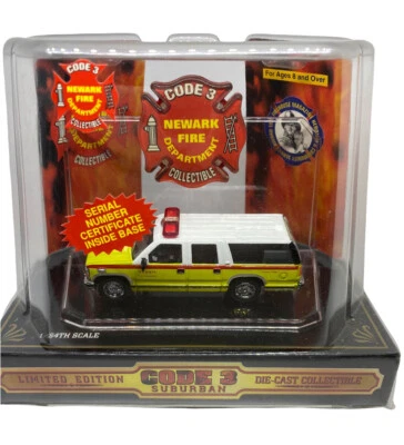 Código 3 Coleccionables Escala 1/64 Departamento de Bomberos de Newark Suburbano Amarillo/Blanco Foto 1 de 2