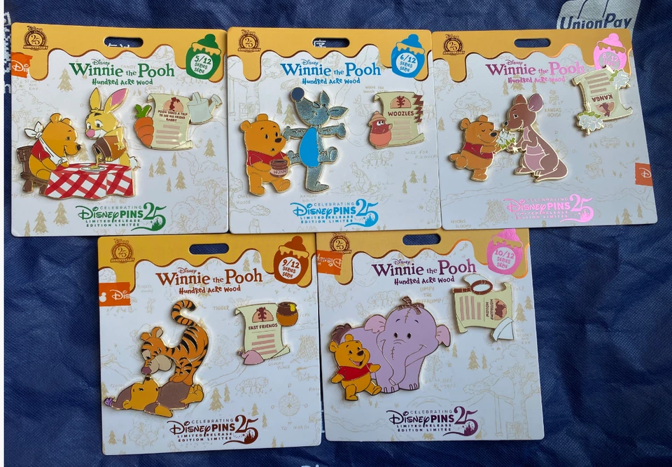 Auténtico prendedor de madera de cien acres de Winnie The Pooh de Disney serie 2025 en manos Foto 1 de 1