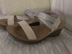 9.5 ~ LEATHER Comfort Wedge Support Sandals Daisy Fuentes - Picture 1 of 7