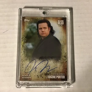CARTOLINA AUTOGRAFA WALKING DEAD STAGIONE 7 JOSH MCDERMITT come EUGENE PORTER #A-JM - Foto 1 di 2