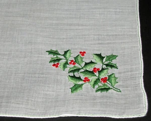VINTAGE CHRISTMAS HANDKERCHIEF EMBROIDERED HOLLY LEAVES BERRIES GREEN TRIM HANKY - Picture 1 of 4
