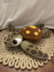 Peluche tortue de mer 11" Disney Parks Pixar Finding Nemo SQUIRT - Photo 1 sur 5