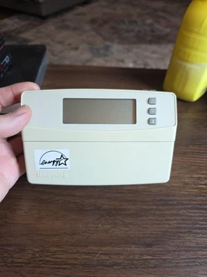 Honeywell Chronotherm IV Plus + T8611G2002 Thermostat for Heat Pump - Image 1 of 4