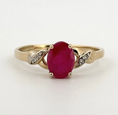 Anillo con racimo de diamantes y rubíes de oro amarillo de 9 quilates talla P con sello Foto 1 de 4