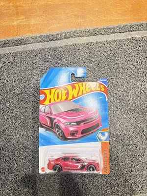 Dodge Charger Hellcat 2020 Hot Wheel Super Treasure Hunt rosa Foto 1 de 4