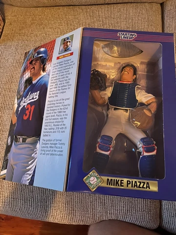 Mike Piazza 1997 Starting Lineup Fully Poseable Figure - Brand New - MLB Cover