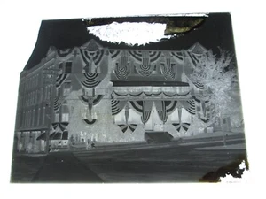 GLASNEGATIV ENDE 1800, WESTERN MASSACHUSETTS? FAHNE AUF INNENSTADTGEBÄUDE-4 - Bild 1 von 1