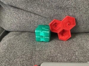 3d Printed Fidget Infinity Cube - color teal and 3D printed hexagon fidget red - Picture 1 of 1